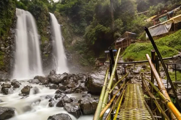 tempat wisata cicalengka dekat stasiun terpopuler curug cinulang